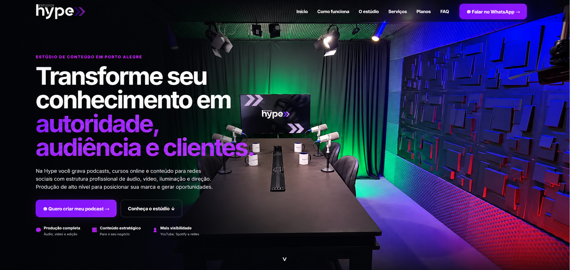 Estúdio de podcast Hype em Porto Alegre com mesa, microfones e câmeras